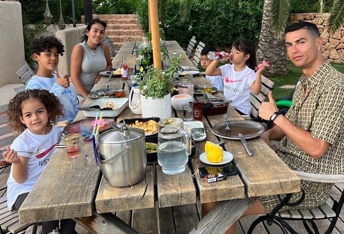 Bir qiz ozining bulochka suratini tarqatmoqda